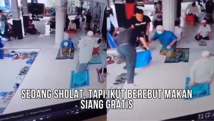 Seorang Bapak-bapak Ikut Berebut Makan Siang Gratis di Masjid Padahal Sedang Sholat