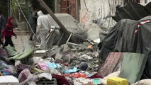 فلسطينيون يتفقدون أنقاض منازلهم بعد قصف إسرائيلي على رفح