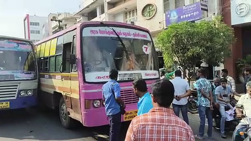 பயணிகளின் உயிரை பணயம் வைக்கும் ஓட்டுநர்கள்; கரூரில் நூலிழையில் உயிர் தப்பிய பயணிகள்