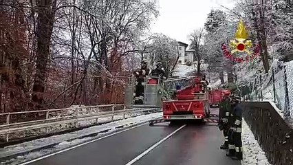 Neve in Valsassina: i vigili del fuoco in azione. Morterone ancora isolata