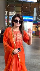 उर्वशी रौतेला के साथ सेल्फी के लिए लगी लोगों की भीड़