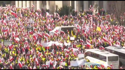 Migliaia di agricoltori polacchi in piazza a Varsavia