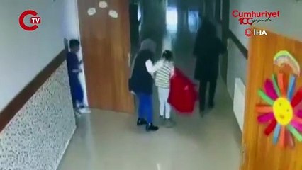 O anlar kamerada... Öğretmen 'heimlich manevrası' ile öğrencinin hayatını kurtardı!