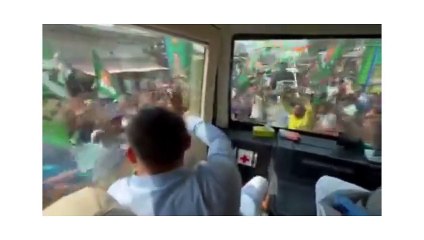 कटिहार में तेजस्वी, यात्रा में उमड़ा जनसैलाब, खेला क्रिकेट