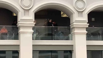 Expulsan de Cibeles y entre gritos al familiar de un anciano muerto en una residencia: "¡Sáquenlo!"