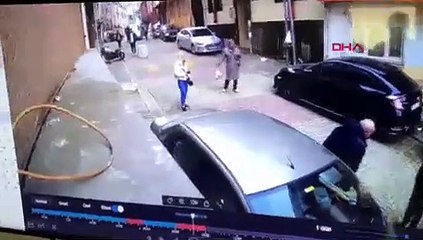 Kayan kamyoneti durdurmaya çalışırken, iki araç arasında kaldı