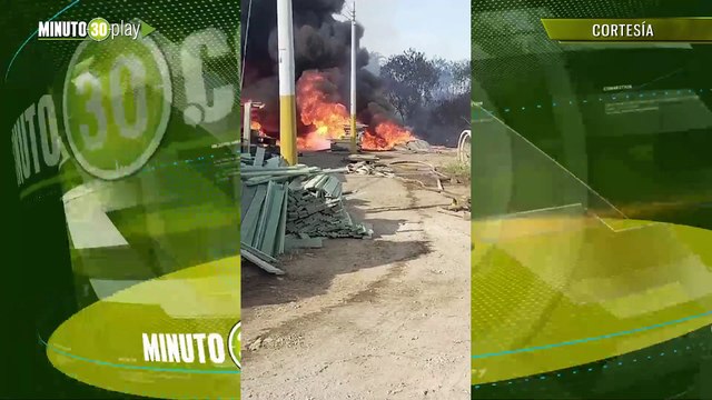bomberos atienden grave incendio estructural en bodega en Juanchito en Cali