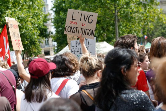 CNews compare IVG et mortalité, la chaîne présente ses excuses