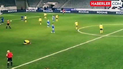 Скачать видео: Kıbrıs kupası çeyrek final maçında rakibinin ırkçı hakaretlerine maruz kalan futbolcu, rakibine yumruk attı