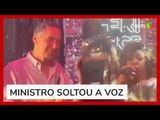 Presidente do STF, Barroso é flagrado cantando com Alcione em camarote na Sapucaí