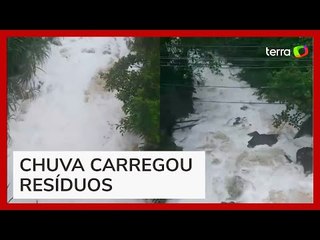 Espuma de produto químico ressurge em rio após acidente em Joinville