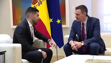 Sánchez promete a Topuria que muy pronto tendrá el DNI español