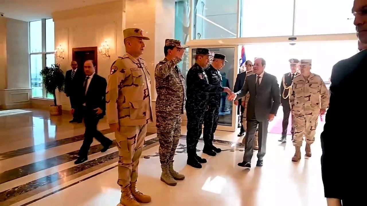 الرئيس السيسي يجتمع بوزير الدفاع ورئيس أركان حرب القوات المسلحة وعدد من قادة القوات المسلحة