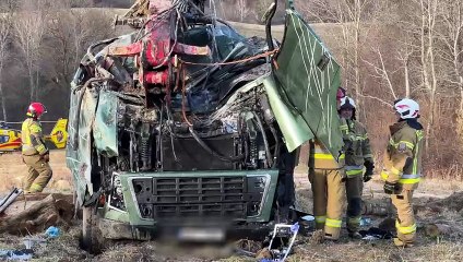 Koszmarny wypadek na "zakręcie śmierci" w Leszczawie Dolnej. Ciężarówka z drewnem spadła ze skarpy i dachowała