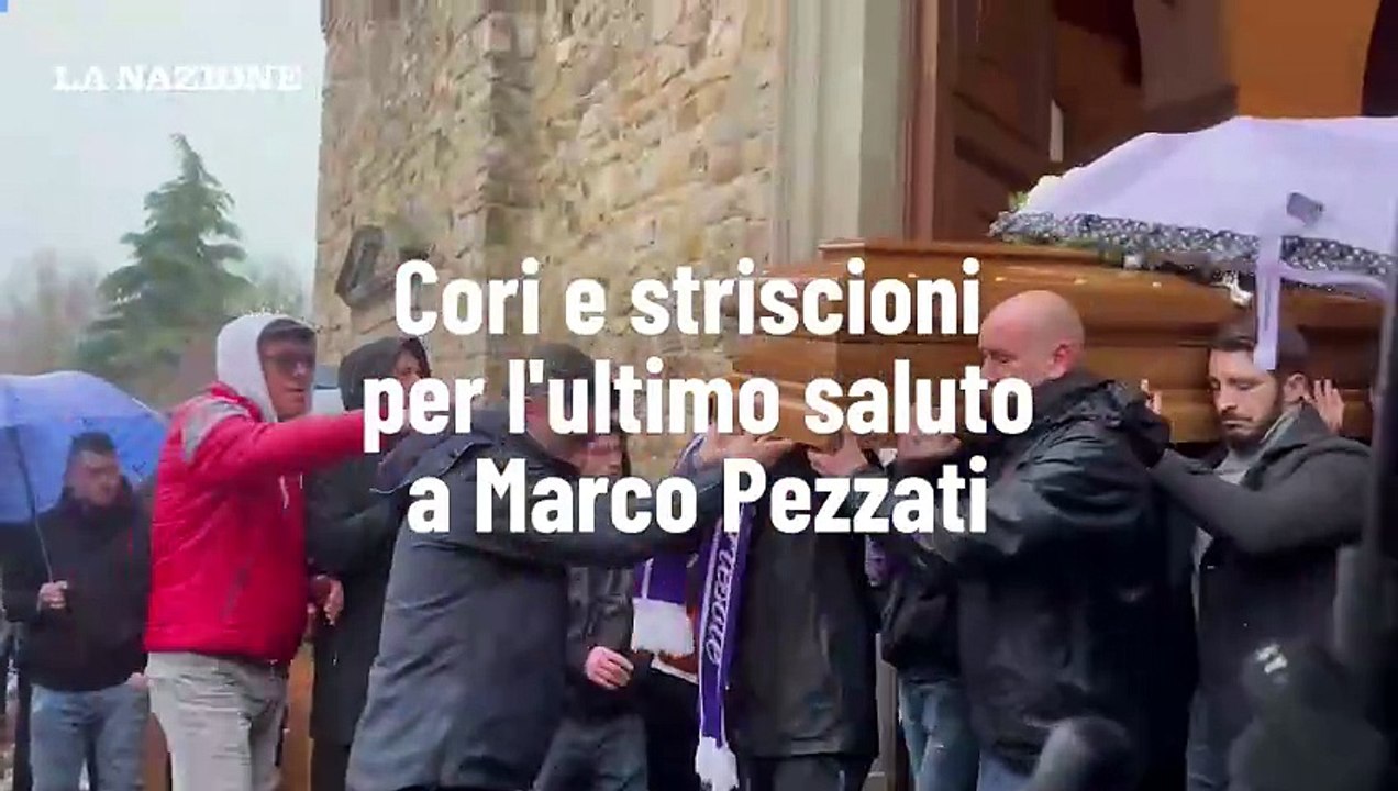 Cori e striscioni per l'ultimo saluto a Marco Pezzati