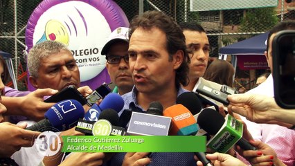 11-01-18 El alcalde recorrio barrios de Manrique buscando ninos sin matricular