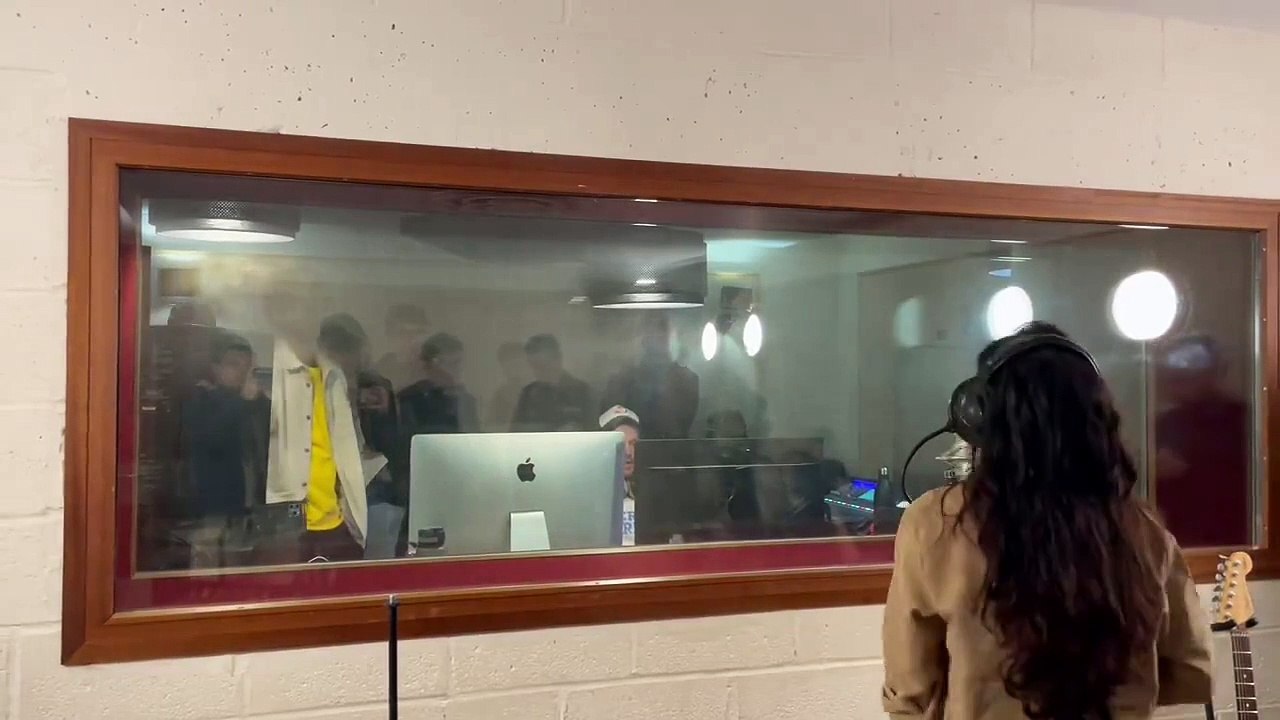 EXTRAIT - Sonita Alizada, Prix de la Liberté 2021, en cours d'enregistrement de la chanson de la Liberté au Cargö