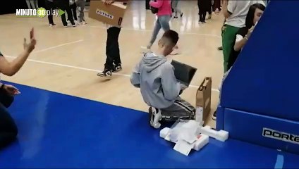 Qué lindo gesto Niño besó el computador que le regaló la Alcaldía de Medellín