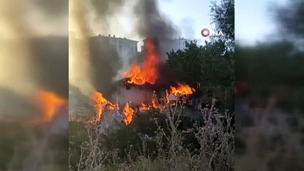 Gecekondu alev alev yandı