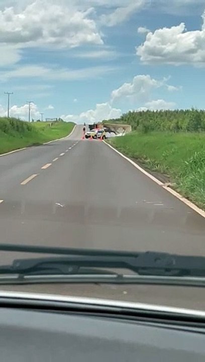 Carreta carregada com calcário tomba entre Goioerê e Mariluz