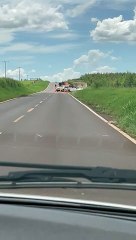 Carreta carregada com calcário tomba entre Goioerê e Mariluz