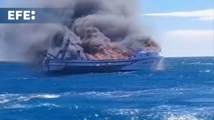 Скачать видео: Rescatan a 5 tripulantes de un pesquero incendiado a 4 millas del puerto de Castellón