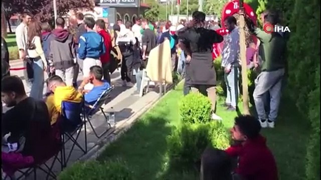 4 bin lira indirimi duydular 12 saat kuyrukta beklediler. Zafer nidaları yükseldi