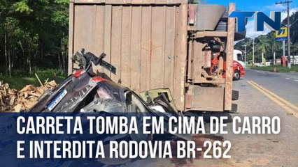 Carreta tomba em cima de carro e interdita rodovia BR-262