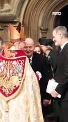 El rey emérito y Felipe VI reaparecen juntos agarrados del brazo en la ceremonia por Constantino de Grecia celebrada en Londres