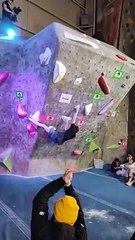 Il tente la Technique de chauve-souris en escalade... dingue