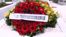 Gazeteci Çetin Emeç mezarı başında anıldı