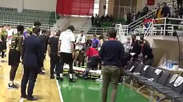 Akhisar Belediyespor Başantrenörü Cengiz Karadağ, maç sırasında kalp krizi geçirdi