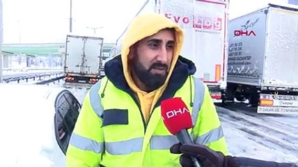 Küreğini kapan otoyol kenarına bıraktığı aracını çıkarmaya geldi