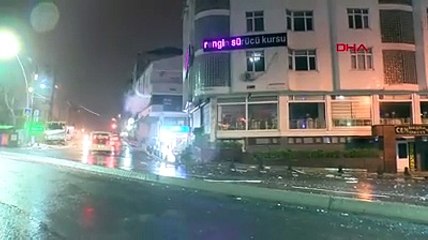 Şiddetli rüzgar, binanın dış cephesini kağıt gibi soydu attı