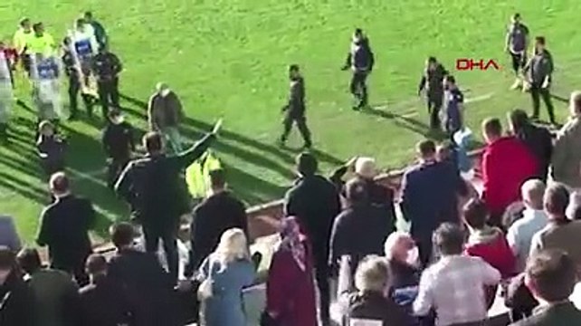 Kırmızı kart gören futbolcu, hakeme kafa attı; maç tatil edildi