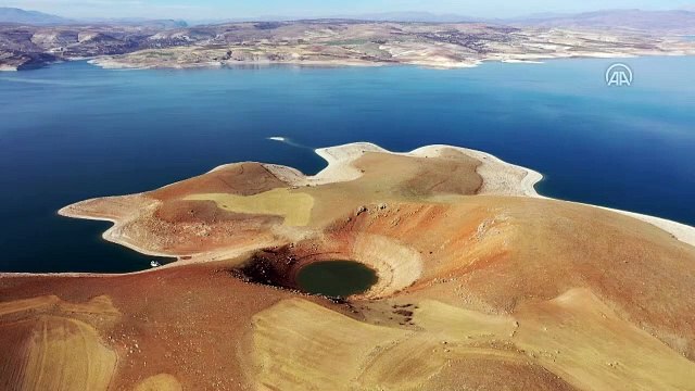 Keban Baraj Gölü'nde sular çekilince ortaya çıktı
