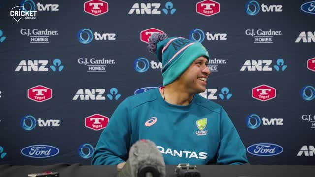 'Unprofessional!' - Phone call interrupts Khawaja news conference