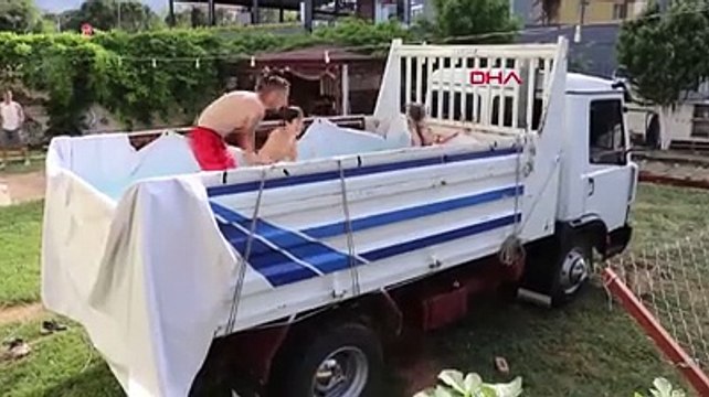 Kamyon kasasında havuz sefası. Tam kapanma gelince çareyi böyle buldular