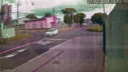 Câmera flagra HB20 atropelando pai, mãe e filha em patinete elétrico no Coqueiral