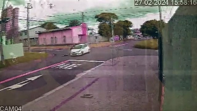 Câmera flagra HB20 atropelando pai, mãe e filha em patinete elétrico no Coqueiral