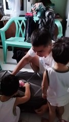 nakaabang sa bagahe ng daddy ang kambal