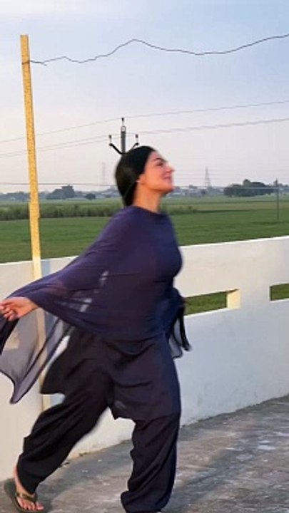Video: ब्लू सूट पहन झूमी नीरू बाजवा, सादगी ने ढाया कहर