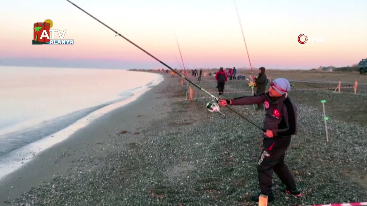 Balık avı tutkunları en çok balığı tutmak için yarıştı