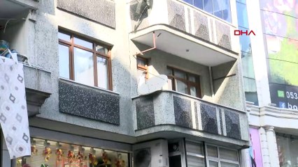 Yolda yürürken gökten lastik yağdı: O anlar kamerada