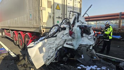 남해고속도로 가락나들목 부근 8중 추돌...3명 사망 / YTN