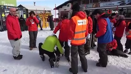 Görme engelli gençler Uludağ’da kayak öğrendi