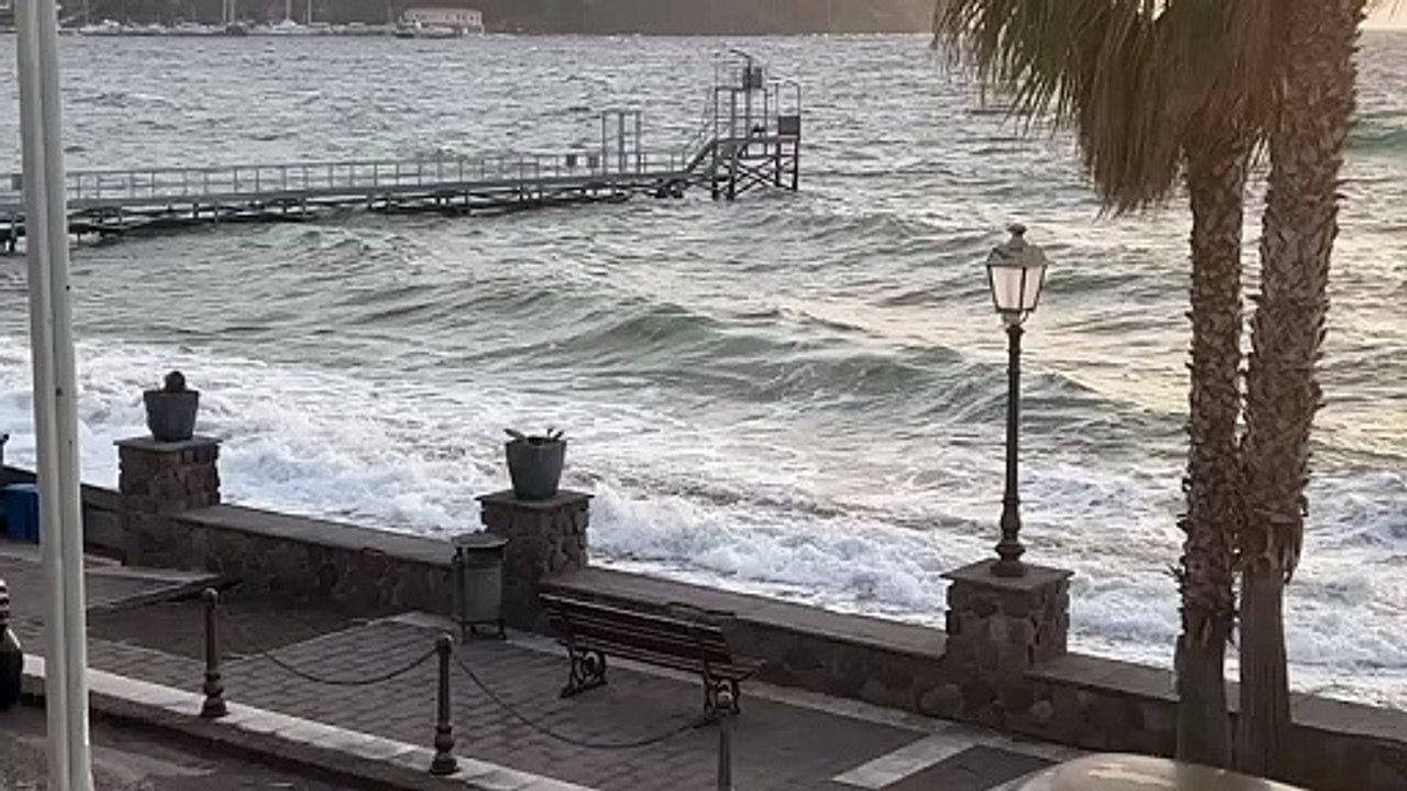 Isole Eolie spazzate dal forte vento, collegamenti interrotti