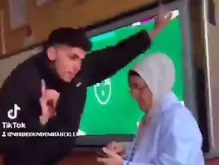 İki öğrenci, öğretmenin karşısında oynayıp Tik Tok videosu çekti