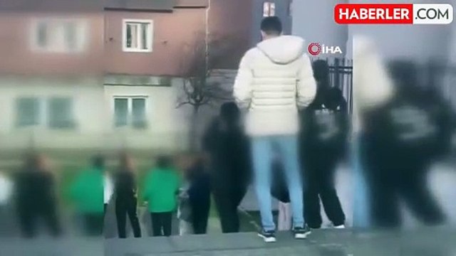 İstanbul'da genç kızların sevgili kavgası kamerada: Erkekler ayırmak yerine kayda alıp küfretti