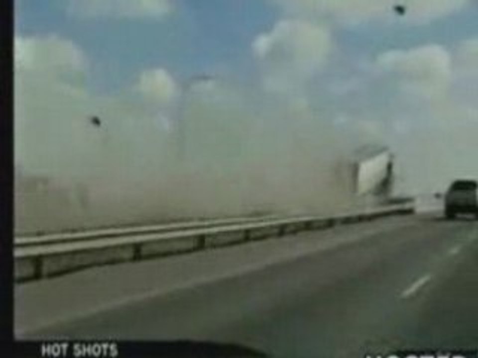 Gros carton d'un camion en contre-sens